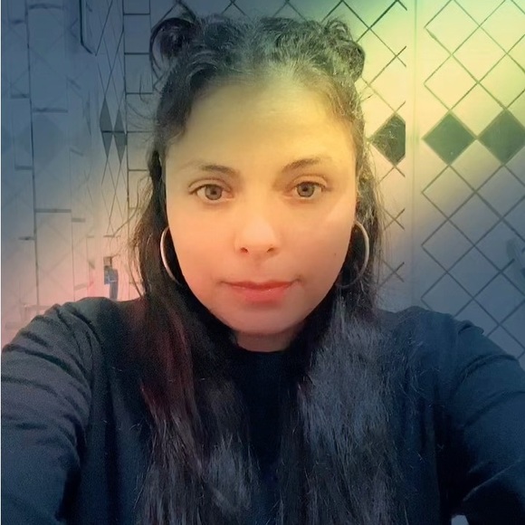 Meet your Posher, Giselle - Picture 2 of 3